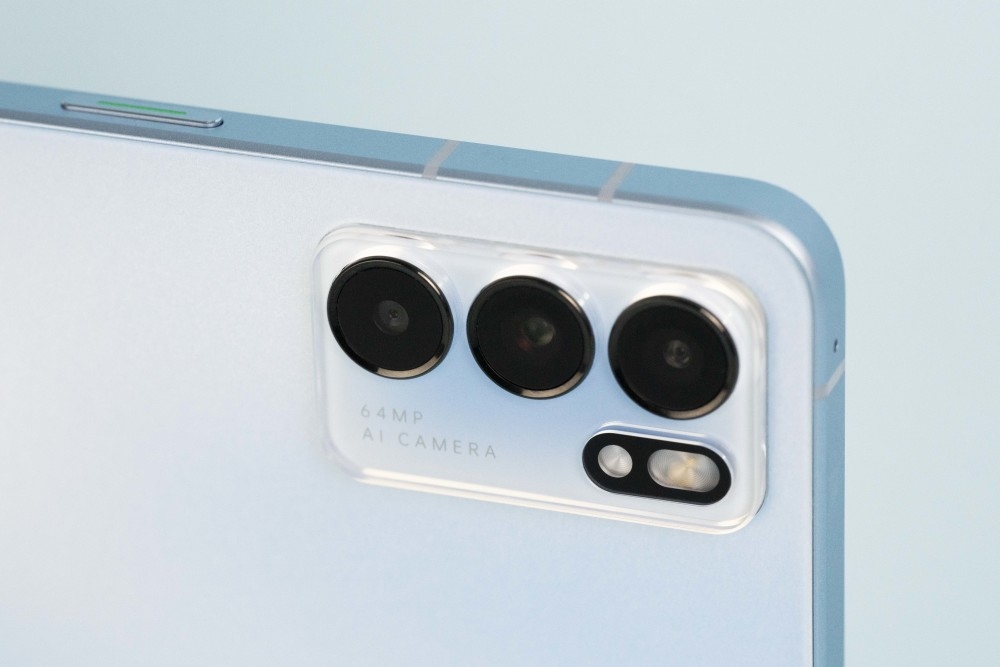 OPPO Reno6 có cụm camera hình chữ nhật