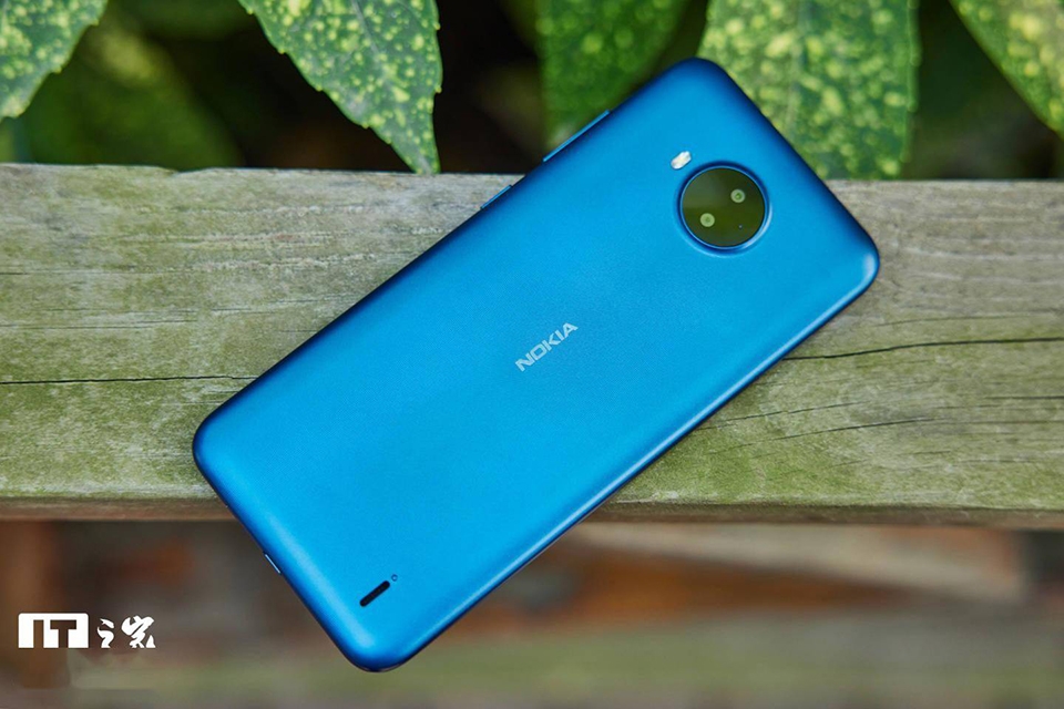 Nokia C20 Plus có mặt lưng và khung nhựa