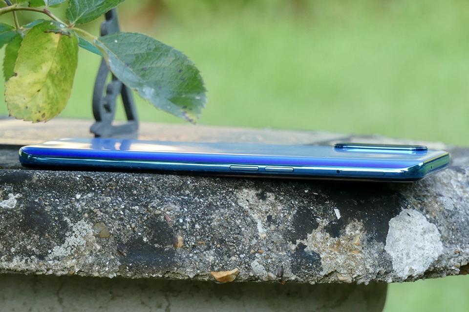 Khung của OnePlus Nord CE 5G được làm bằng nhựa
