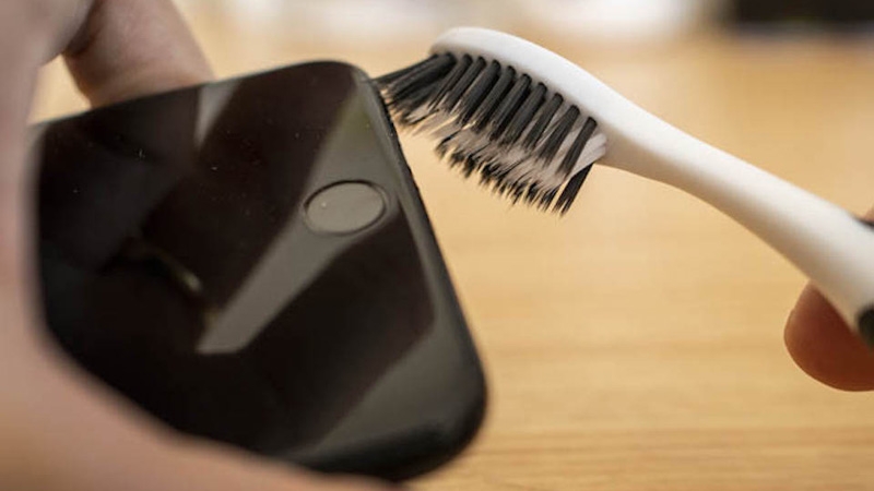 Hướng dẫn vệ sinh loa điện thoại đúng cách, dễ thực hiện (2)