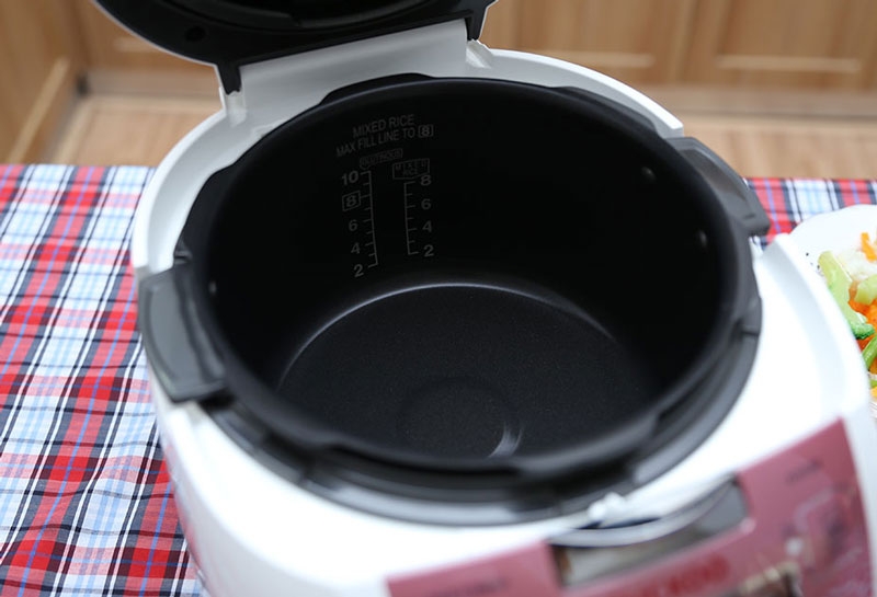 Lòng nồi cơm điện làm bằng hợp kim nhôm có thêm lớp tráng men chống dính