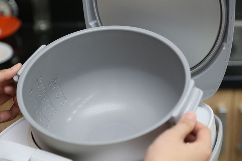 Lòng nồi cơm điện làm bằng hợp kim nhôm