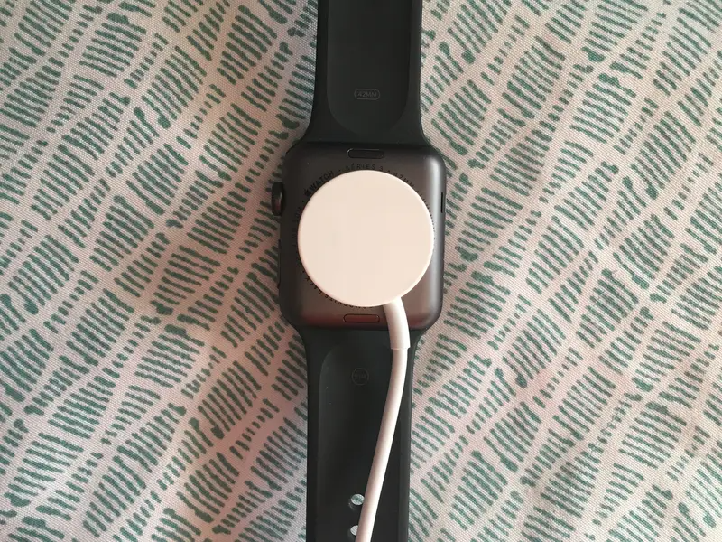 Sạc pin Apple Watch đúng cách