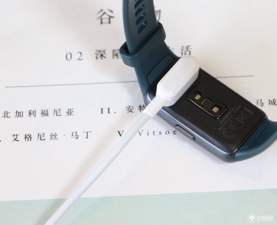 Huawei Band 6 hỗ trợ sạc nhanh