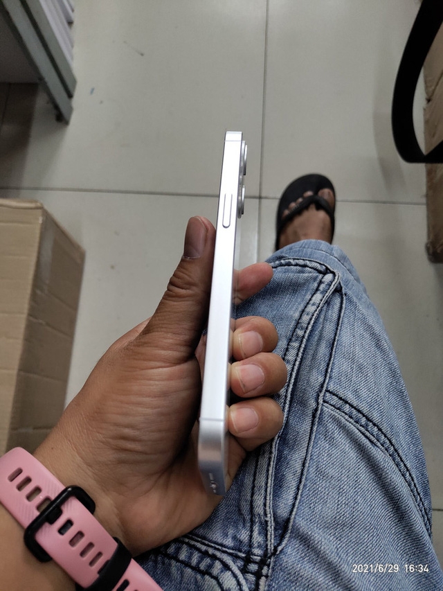 Hình ảnh thực tế iPhone 13 (ảnh 4)