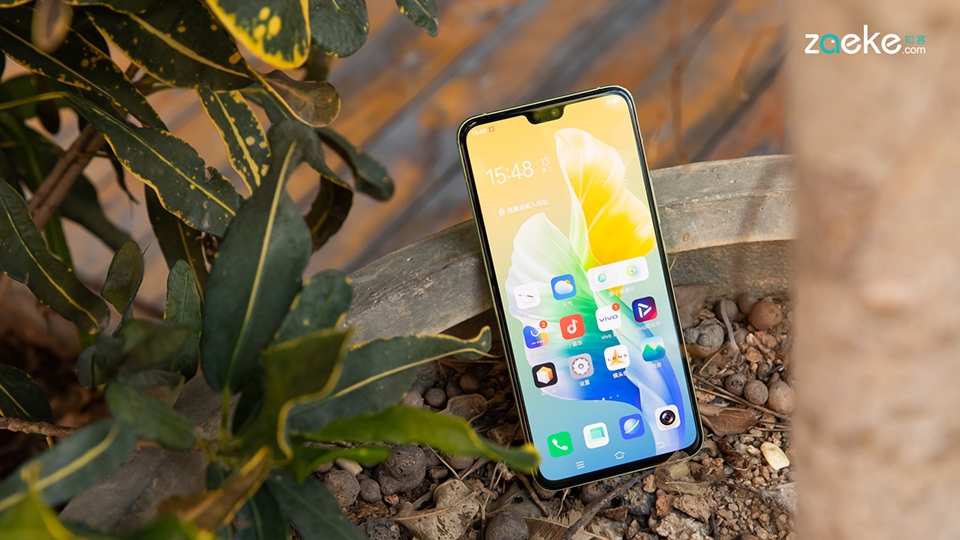 Đáng tiếc là máy vẫn dùng notch lớn ở trên màn hình Đáng tiếc là máy vẫn dùng notch lớn ở trên màn hình