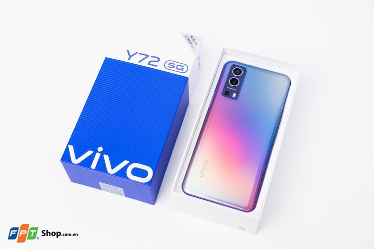 Cả hai đều có pin 5000mAh, sạc 18W và chạy Android 11
