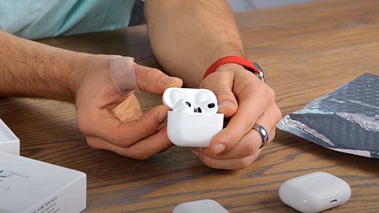 Ảnh rò rỉ AirPods 3 (ảnh 1)