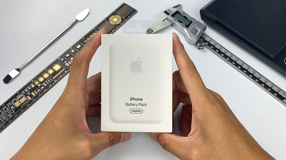 “Mổ bụng” MagSafe Battery Pack (ảnh 1)