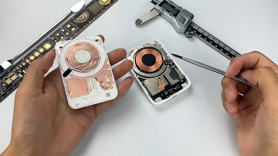 “Mổ bụng” MagSafe Battery Pack (ảnh 2)