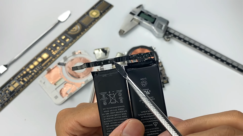 “Mổ bụng” MagSafe Battery Pack (ảnh 3)