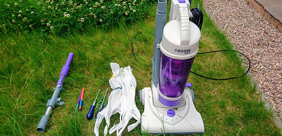 Bạn nên chuẩn bị các dụng cụ cần thiết để vệ sinh thay thế bộ lọc máy hút bụi