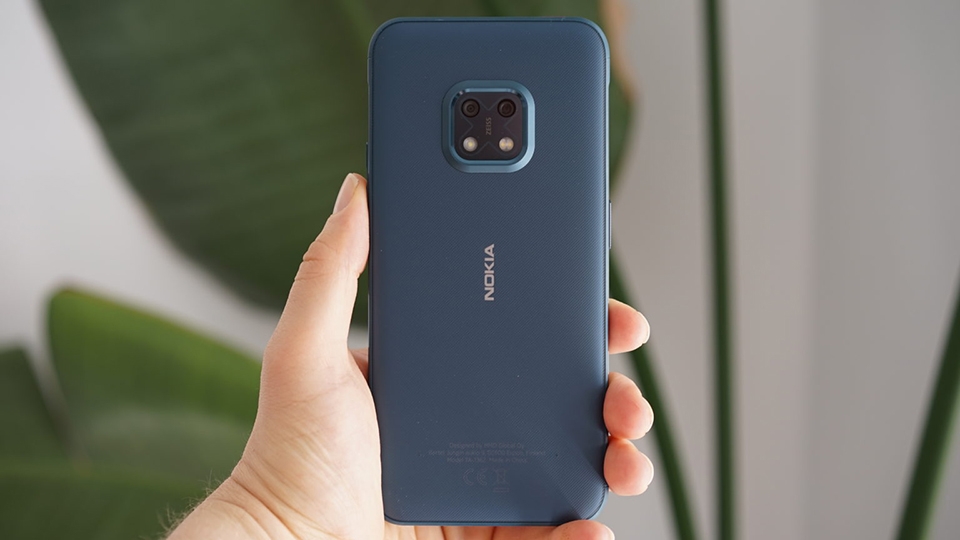 Nokia XR20 khá nặng nhưng cầm rất thoải mái