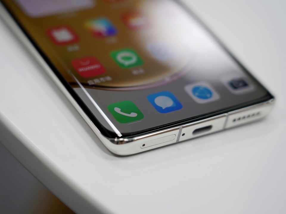 Huawei P50 Pro có pin không quá lớn nhưng nó lại hỗ trợ sạc siêu nhanh