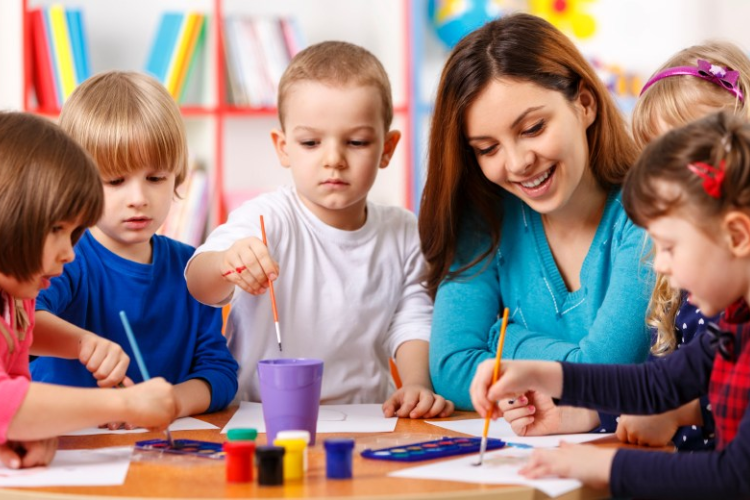 Game tiếng Anh có thể giúp học sinh ghi nhớ từ vựng dễ hơn.