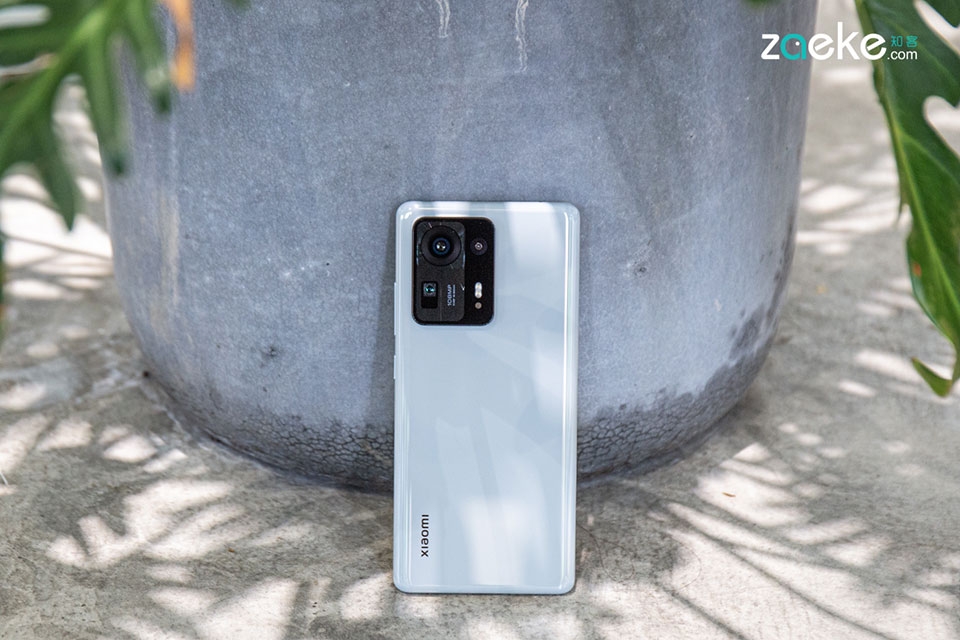 Xiaomi Mi Mix 4 có mặt lưng làm bằng gốm