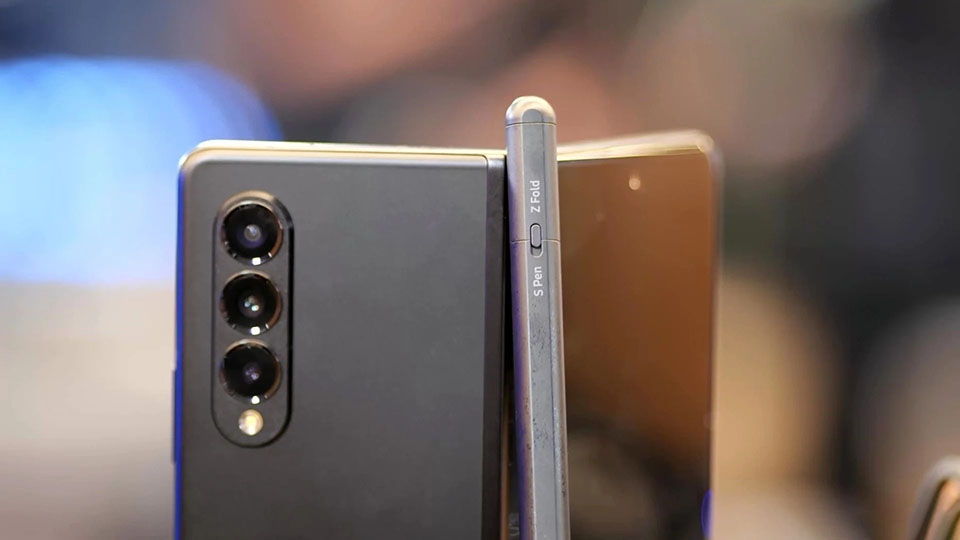 Người dùng không nên sử dụng bút S Pen thông thường với Galaxy Z Fold 3! Người dùng không nên sử dụng bút S Pen thông thường với Galaxy Z Fold 3!