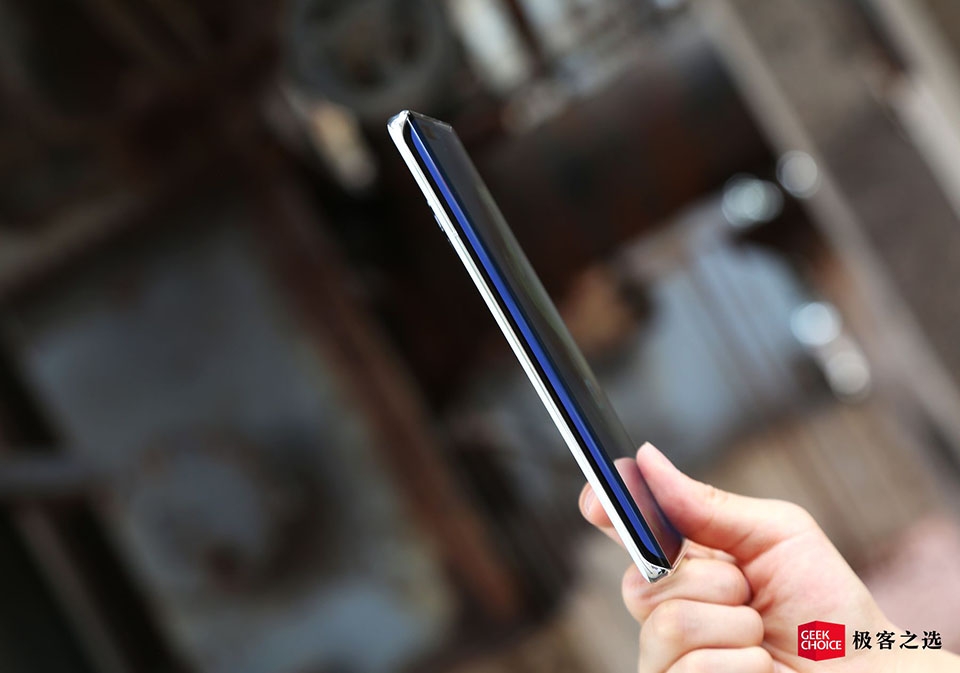 Honor Magic 3 Pro khá nặng và to