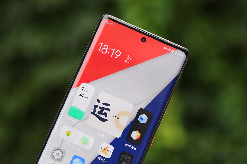 Màn hình iQOO 8 Pro có chất lượng hiển thị xuất sắc