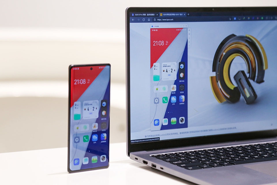 Màn hình iQOO 8 Pro cũng còn rất nhiều công nghệ khác
