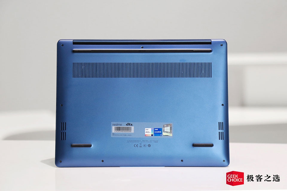 Dù có thân máy mỏng, Realme Book vẫn có cấu hình tốt Dù có thân máy mỏng, Realme Book vẫn có cấu hình tốt