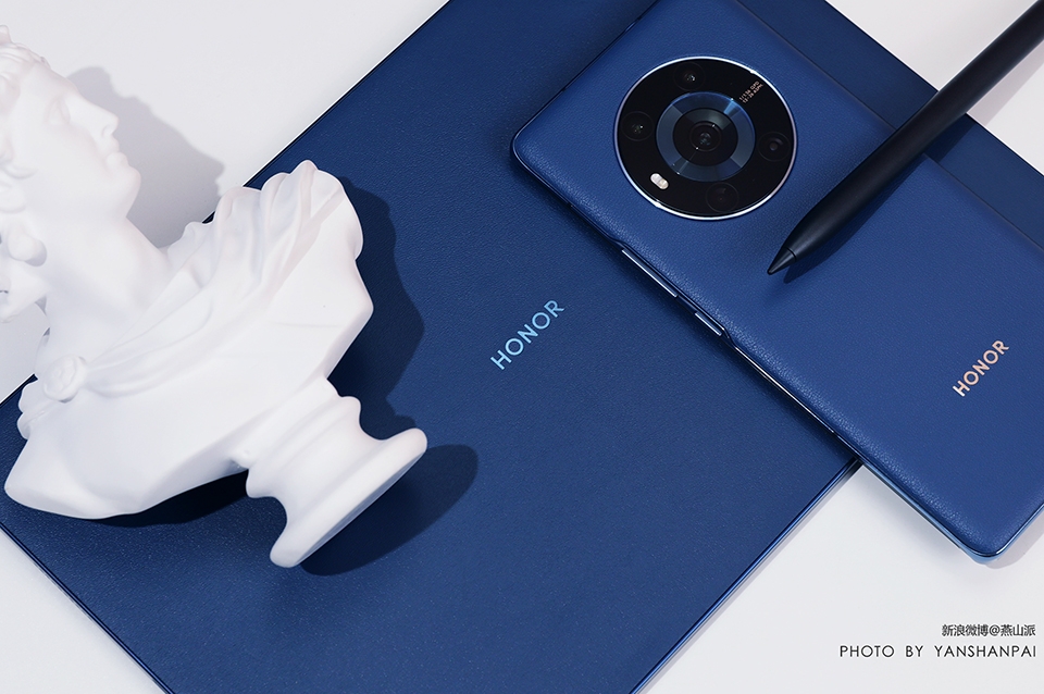 Honor Tab V7 Pro có mặt lưng làm từ da bê Ý