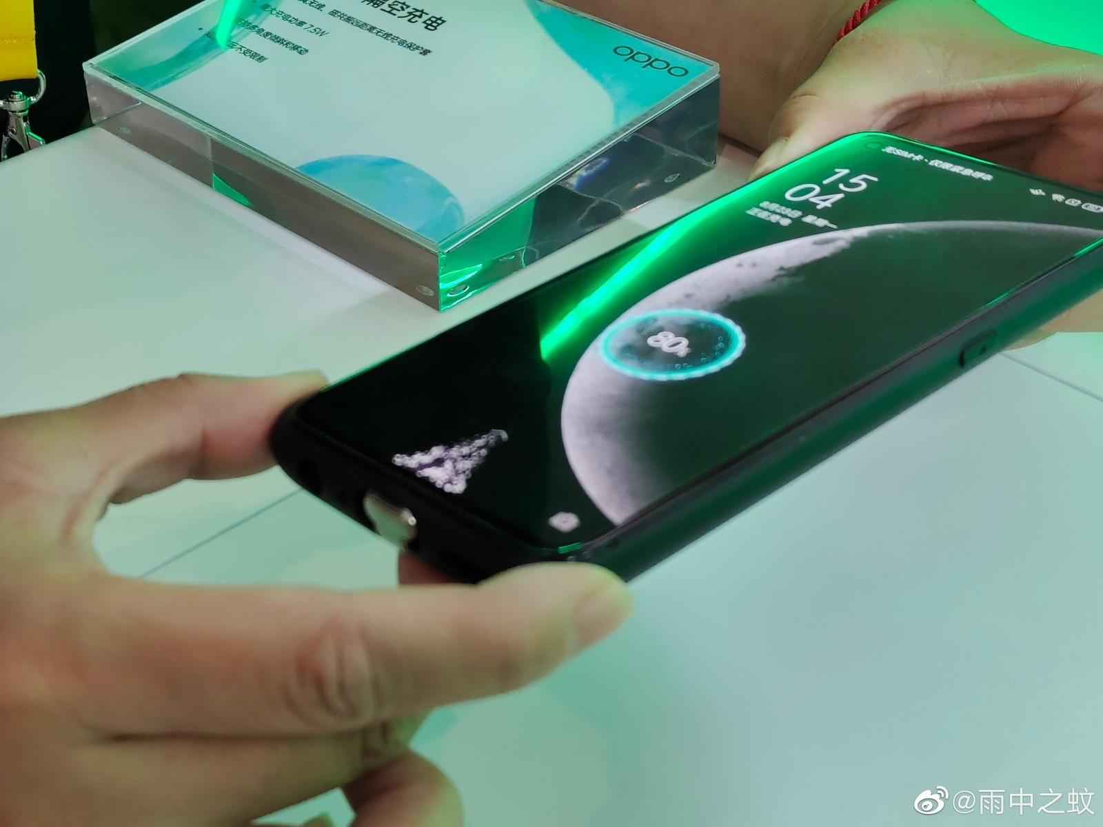 OPPO ra mắt bộ sạc từ tính không dây MagVOOC mớ