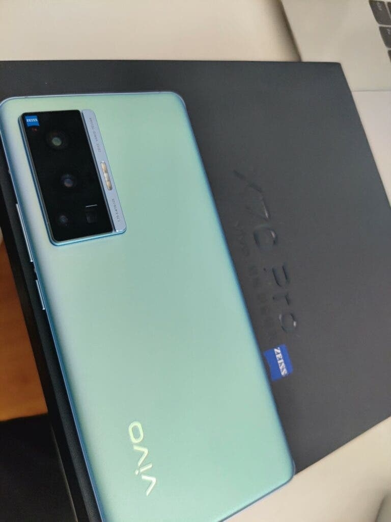 Vivo X70 Pro lộ ảnh thực tế, hé lộ thiết kế ống kính tiềm vọng Zeiss