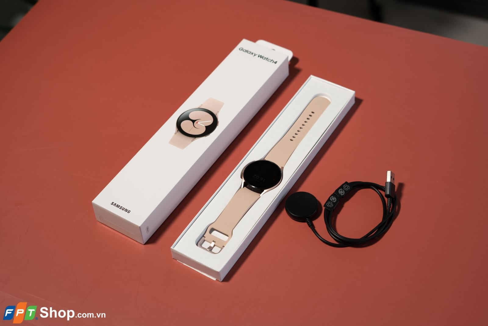Trên tay Samsung Galaxy Watch4 tại VN: Thiết kế trẻ trung, đo được nhiều chỉ số sức khỏe, giá từ 6.49 triệu