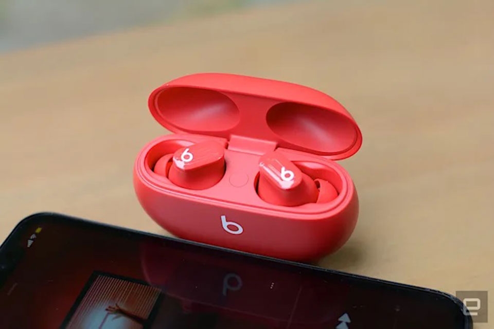 Nghe nhạc với Beats Studio Buds là một trải nghiệm rất tuyệt
