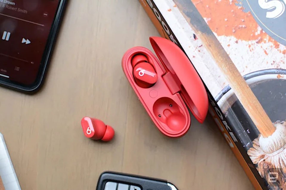 Mặc dù nhỏ gọn, Beats Studio Buds vẫn cung cấp thời gian sử dụng ấn tượng