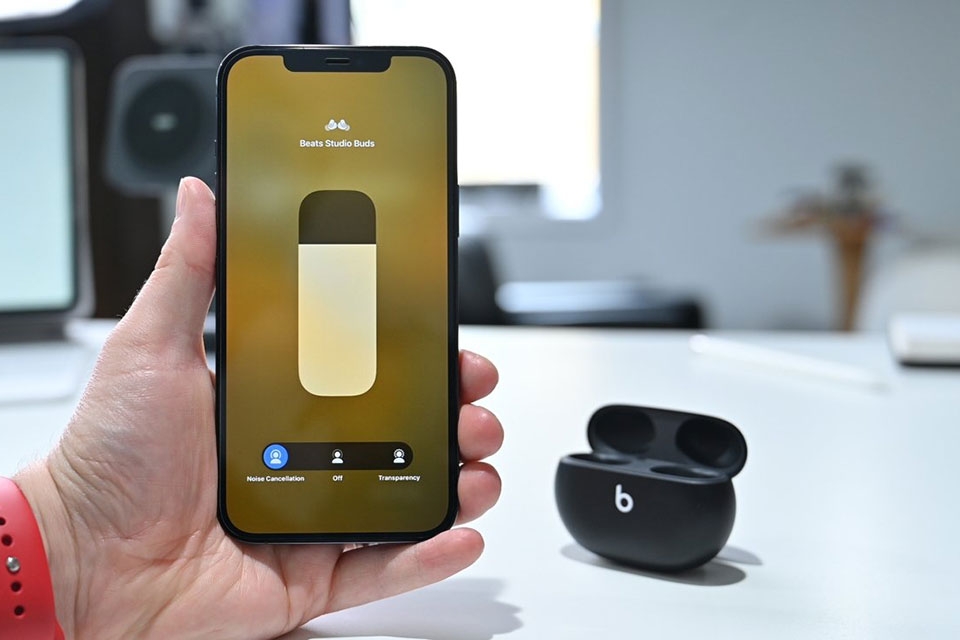 Beats Studio Buds cũng có một số tính năng của AirPods Pro nhưng không đầy đủ