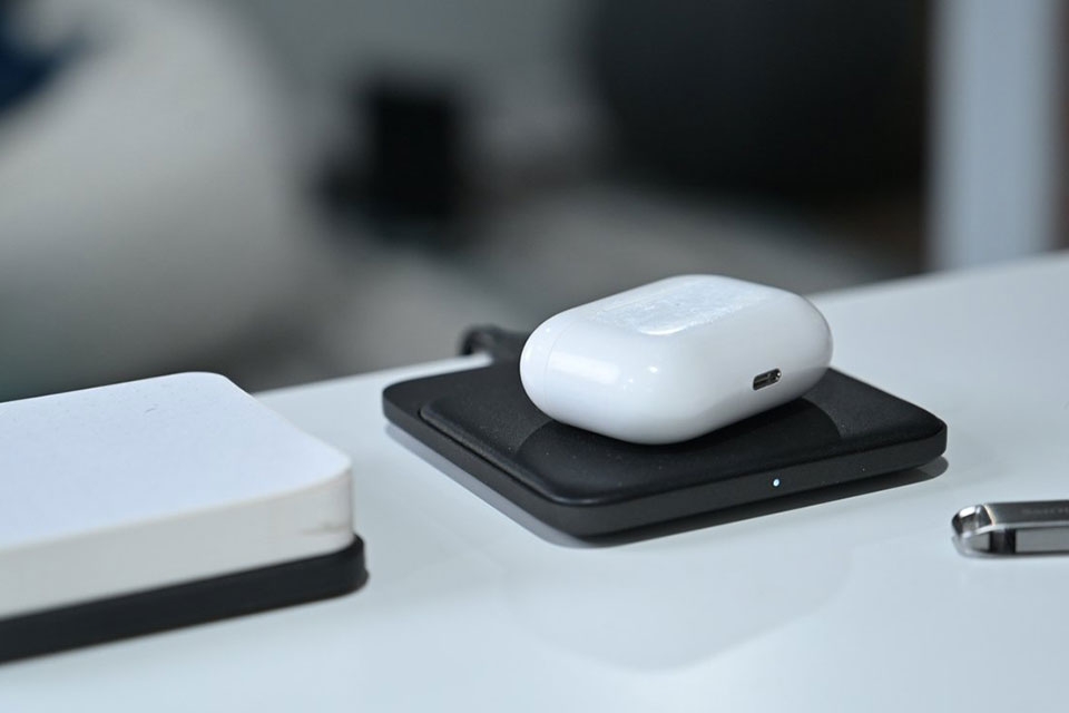 AirPods Pro không chỉ nhiều tính năng hơn khi kết hợp với iPhone mà nó còn hỗ trợ sạc không dây