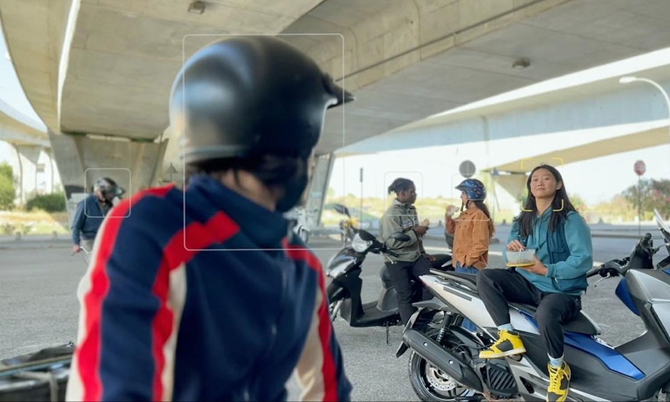 Bằng nhiếp ảnh tính toán, camera iPhone 13 biết chuyển tiêu điểm mượt mà sang các đối tượng khác nhau trong khung hình