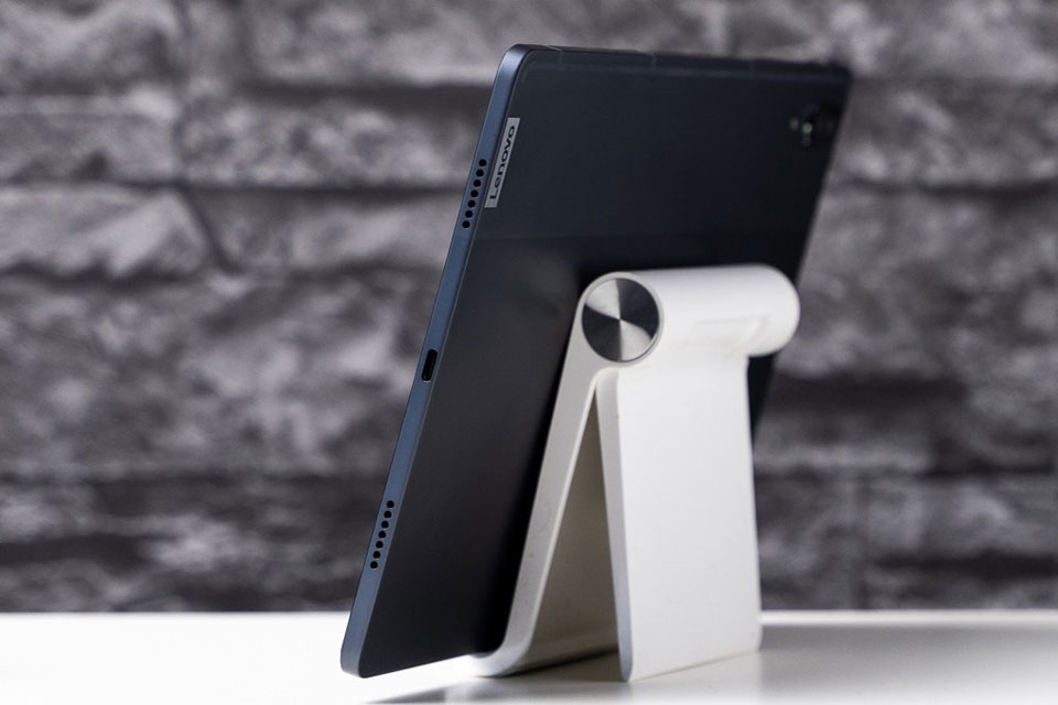 Lenovo Tab P11 Pro khá mỏng và nhẹ Lenovo Tab P11 Pro khá mỏng và nhẹ