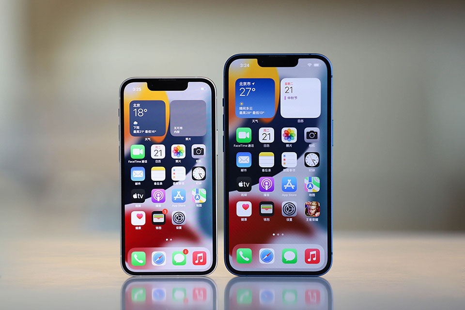 Cả hai điện thoại cùng có màn hình hiển thị xuất sắc