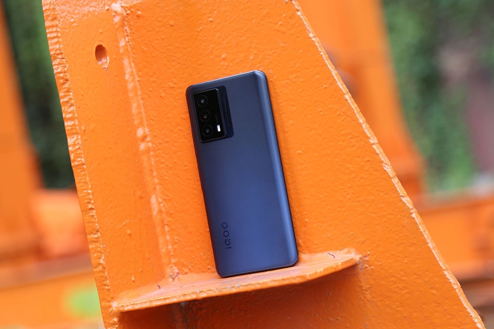iQOO Z5 có giá khá phải chăng
