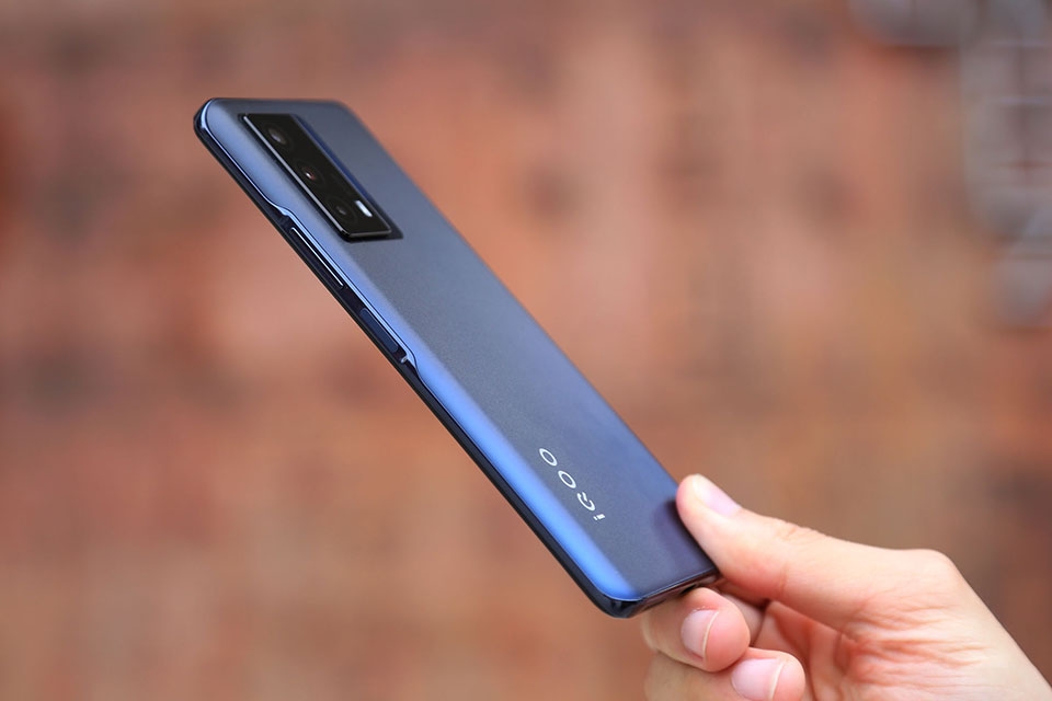 Mặt trước iQOO Z5 có chip Snapdragon 778G ở bên trong