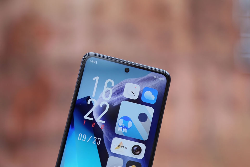 Mặt trước iQOO Z5 có camera đục lỗ