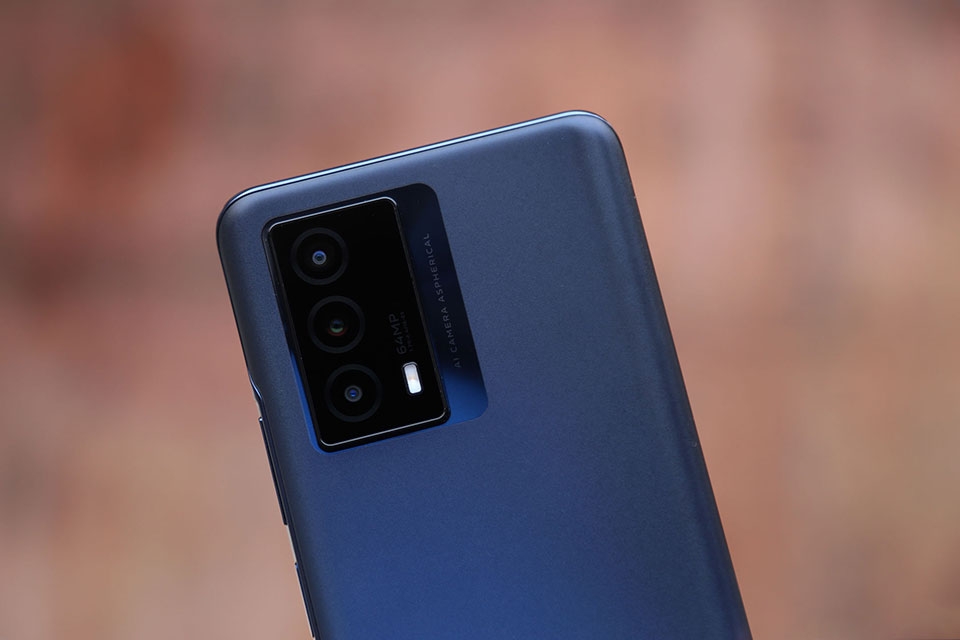 iQOO Z5 có 3 camera 64MP ở phía sau để chụp ảnh