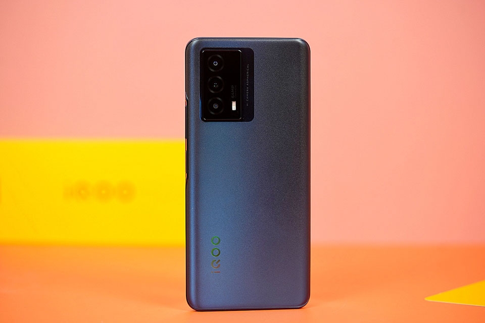 iQOO Z5 có pin dung lượng lớn