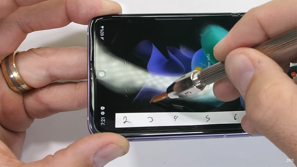 Tra tấn Galaxy Z Flip3 5G (ảnh 1)