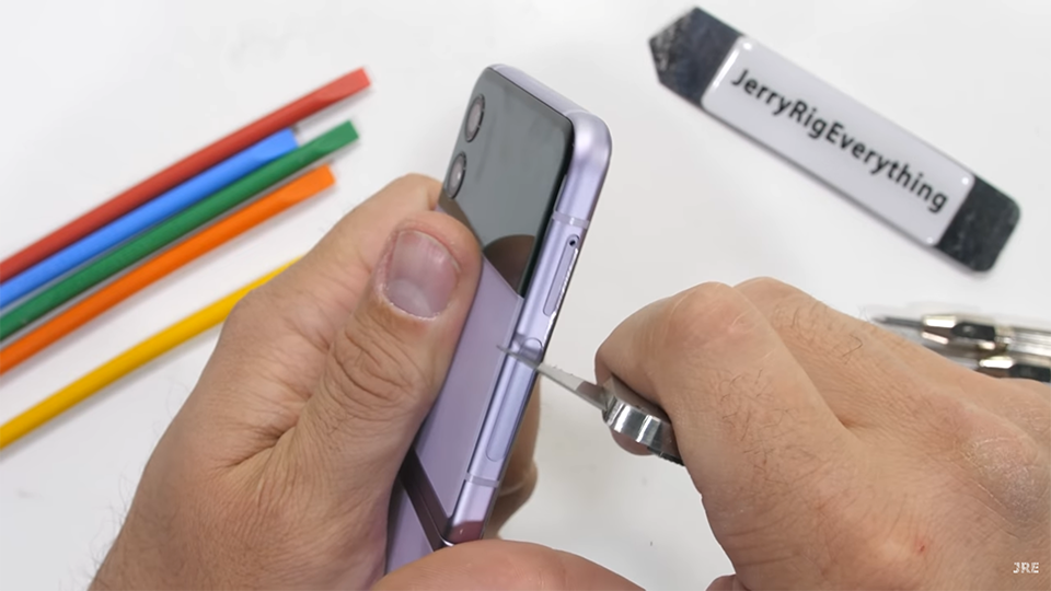 Tra tấn Galaxy Z Flip3 5G (ảnh 2)