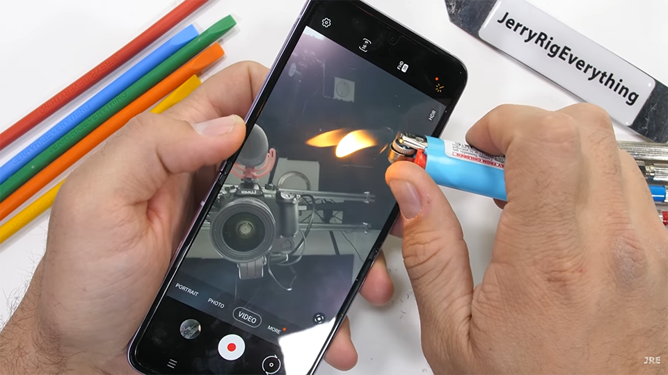 Tra tấn Galaxy Z Flip3 5G (ảnh 3)