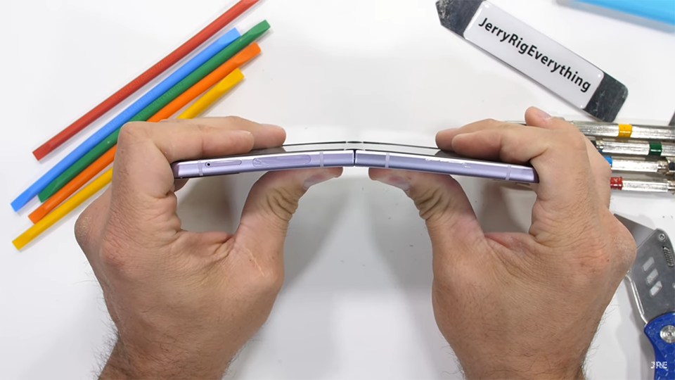 Tra tấn Galaxy Z Flip3 5G (ảnh 4)