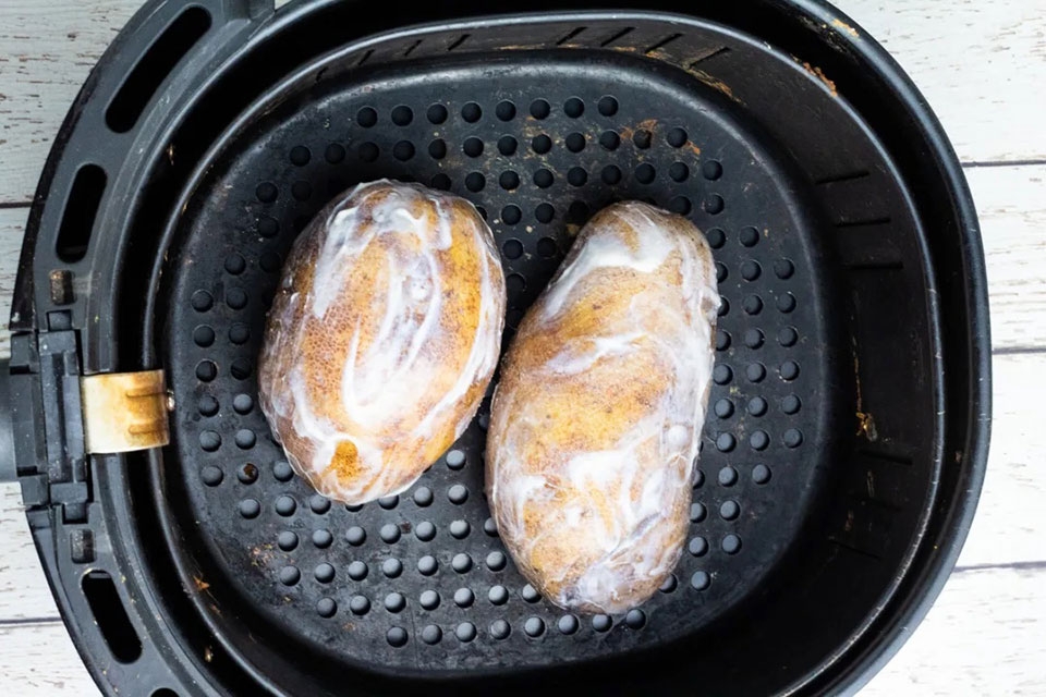 nướng khoai bằng nồi chiên không dầu (bước 3)