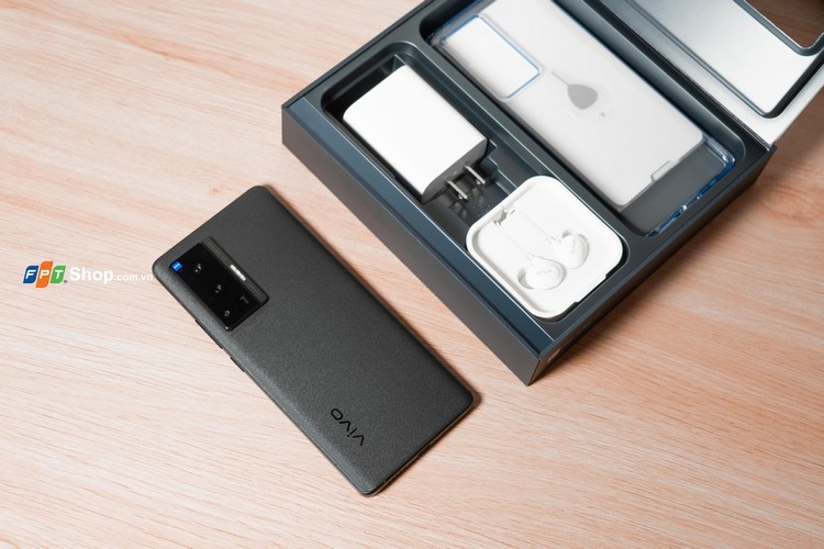 Pin 4450mAh, sạc nhanh 44W