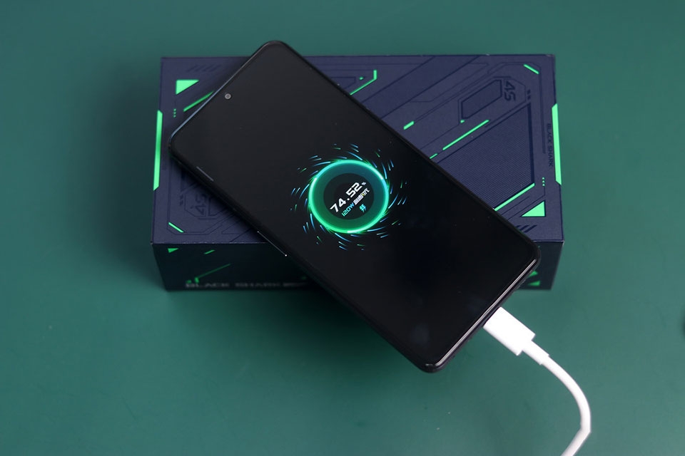 Black Shark 4S hỗ trợ sạc nhanh 120W