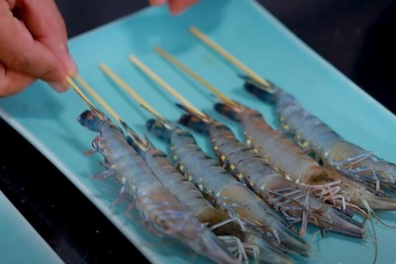 nướng tôm bằng nồi chiên không dầu - hình 2