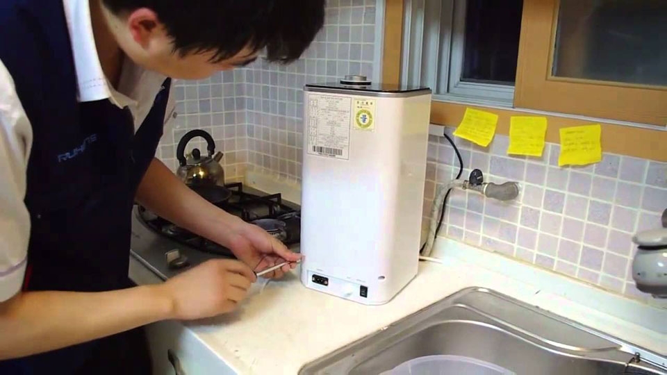 cách lắp máy lọc nước trên mặt bàn